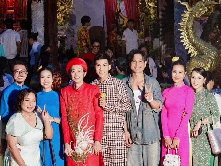 hoai-linh-xuat-hien-tuoi-tan-trong-ngay-gio-to-nghe-san-khau-wshowbiz