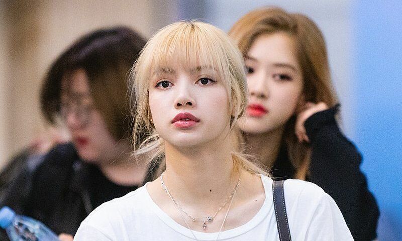 ban-trai-ty-phu-cho-dan-ve-si-don-lisa-blackpink-o-san-bay-wshowbiz-1