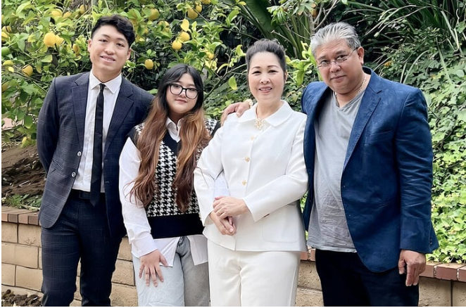 ngoai-doi-nhu-ba-tuong-het-ra-lua-nsnd-hong-van-o-nha-lam-me-ra-sao
