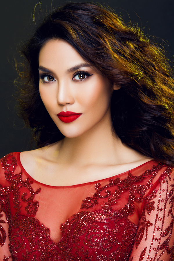 3-kieu-trang-diem-long-lay-giup-lan-khue-toa-sang-trong-dem-tiec-wshowbiz