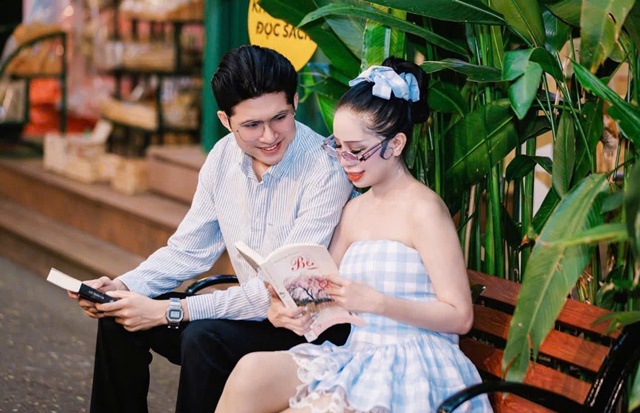 Hoa hậu Sắc đẹp Hoàn vũ Thanh Hằng cùng Người mẫu Minh Châu trong BST thời  trang ‘Cơn mưa xanh’