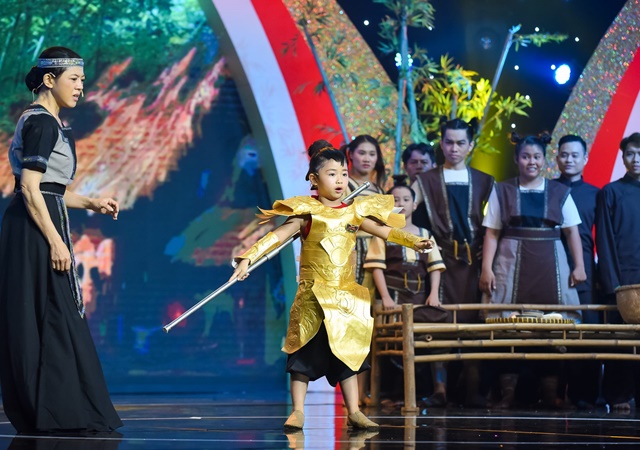 Hóa Thánh Gióng đầy bản lĩnh, cô bé 5 tuổi Thanh Ngọc giành giải nhất tuần