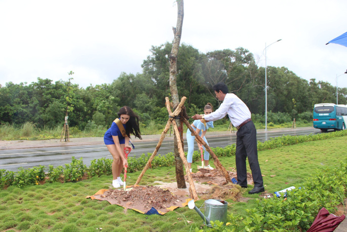 hoa-hau-hoa-binh-trong-cay-o-phu-quoc-wshowbiz
