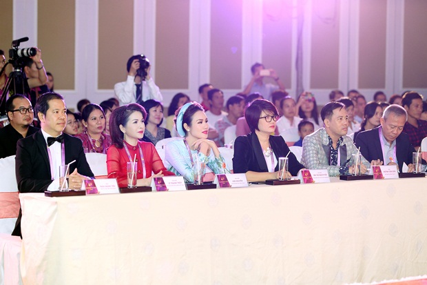 le-thanh-thuy-ghe-nong-wshowbiz-2