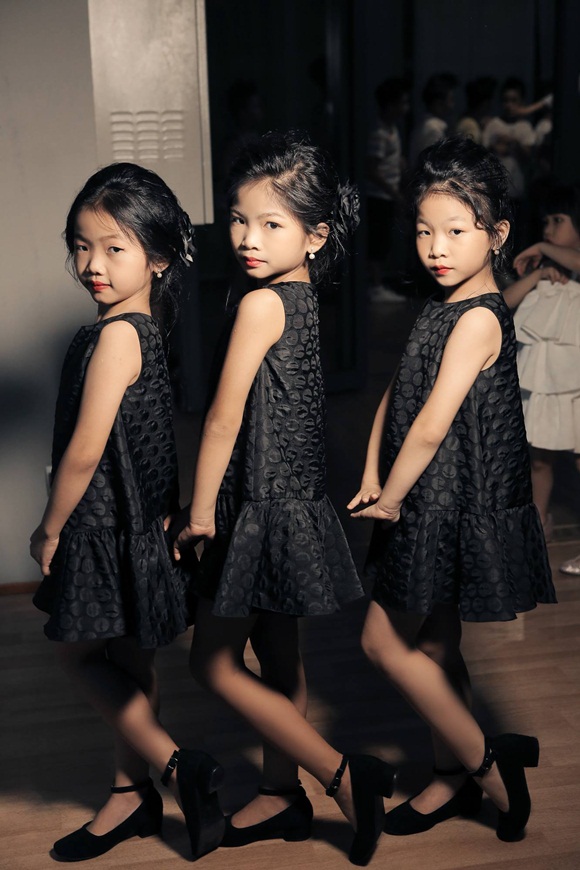 3-chi-em-sinh-doi-wshowbiz-3