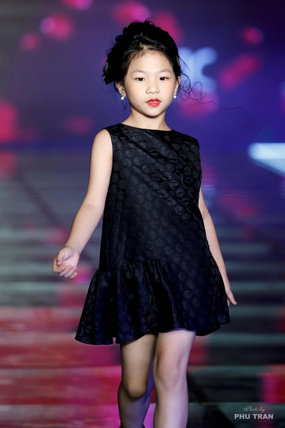 3-chi-em-sinh-doi-wshowbiz-6