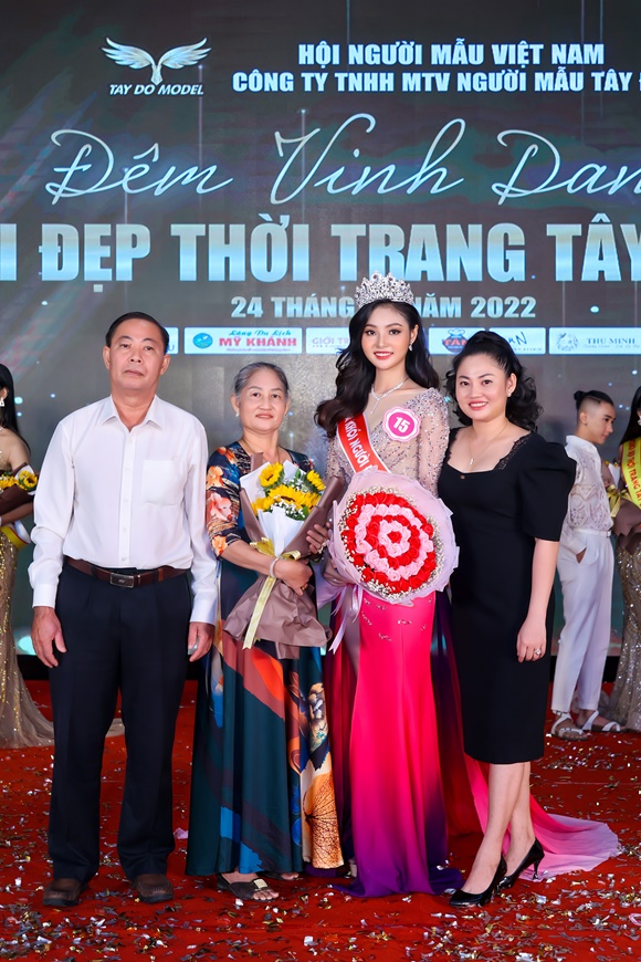 nguoi-dep-thoi-trang-tay-do-12