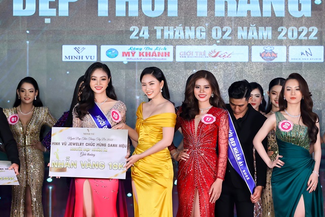nguoi-dep-thoi-trang-tay-do-9