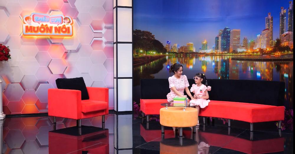 Ốc Thanh Vân rơi nước mắt trước cô bé khiếm thị 8 tuổi bị ba mẹ bỏ rơi từ khi mới sinh ra