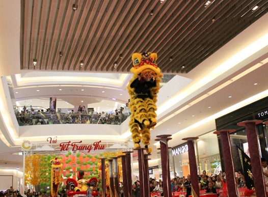 giai-mua-lan-crescent-mall-3