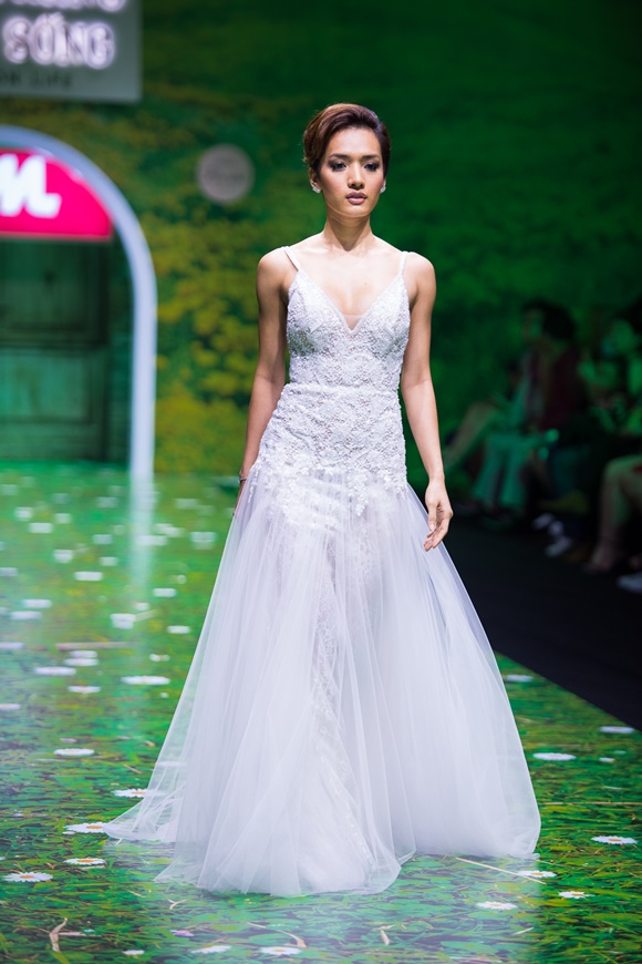 thyu-ngan-phan-thu-quyen-hoa-than-co-dau-thang-sau-voi-thuy-bridal-wshowbiz14