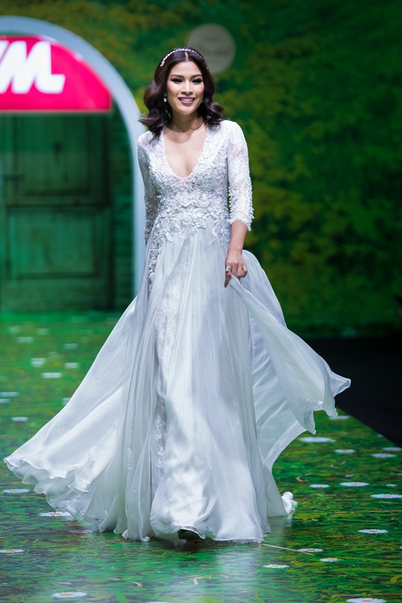 thyu-ngan-phan-thu-quyen-hoa-than-co-dau-thang-sau-voi-thuy-bridal-wshowbiz15