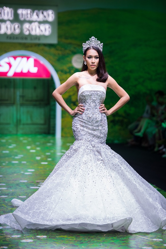 thyu-ngan-phan-thu-quyen-hoa-than-co-dau-thang-sau-voi-thuy-bridal-wshowbiz23 