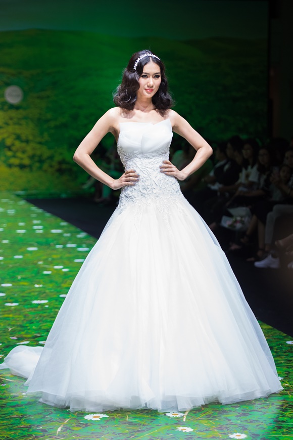 thyu-ngan-phan-thu-quyen-hoa-than-co-dau-thang-sau-voi-thuy-bridal-wshowbiz4