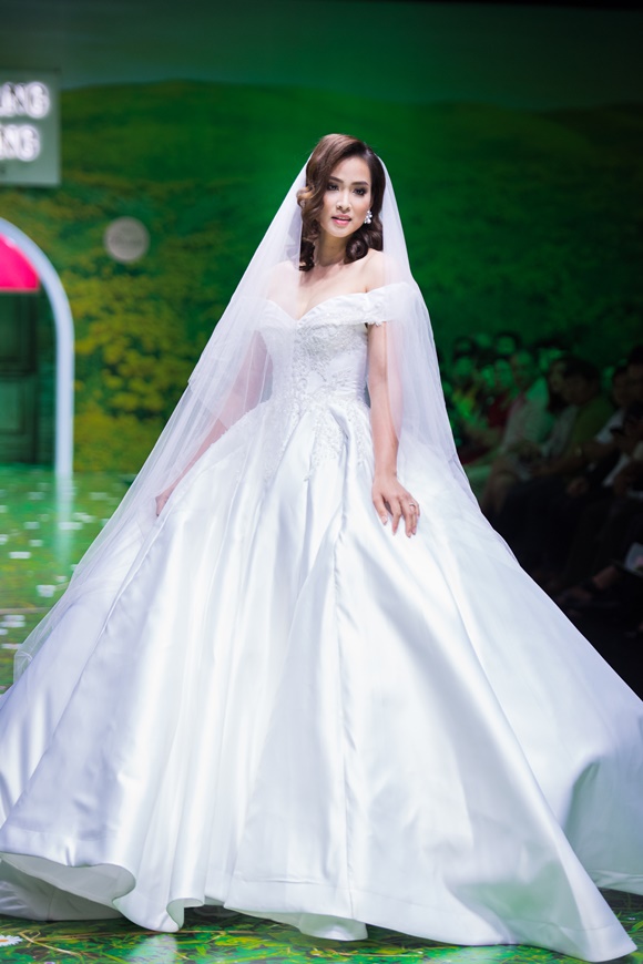 thyu-ngan-phan-thu-quyen-hoa-than-co-dau-thang-sau-voi-thuy-bridal-wshowbiz8