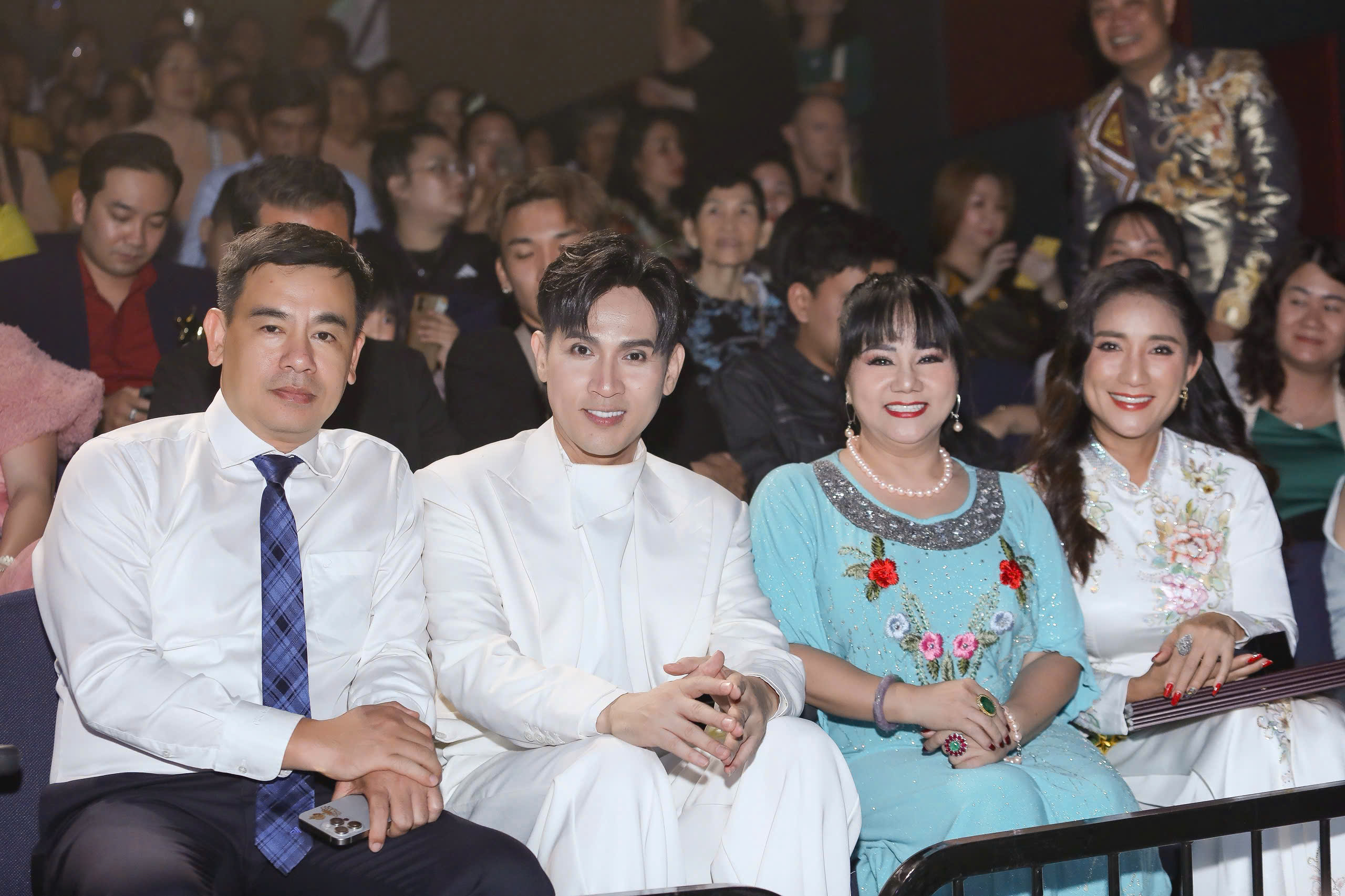 nguyen-vu-lay-doanh-thu-mv-say-mot-doi-vi-em-gop-vao-quy-vi-nu-cuoi-tre-em-tgnguoinoitieng 12