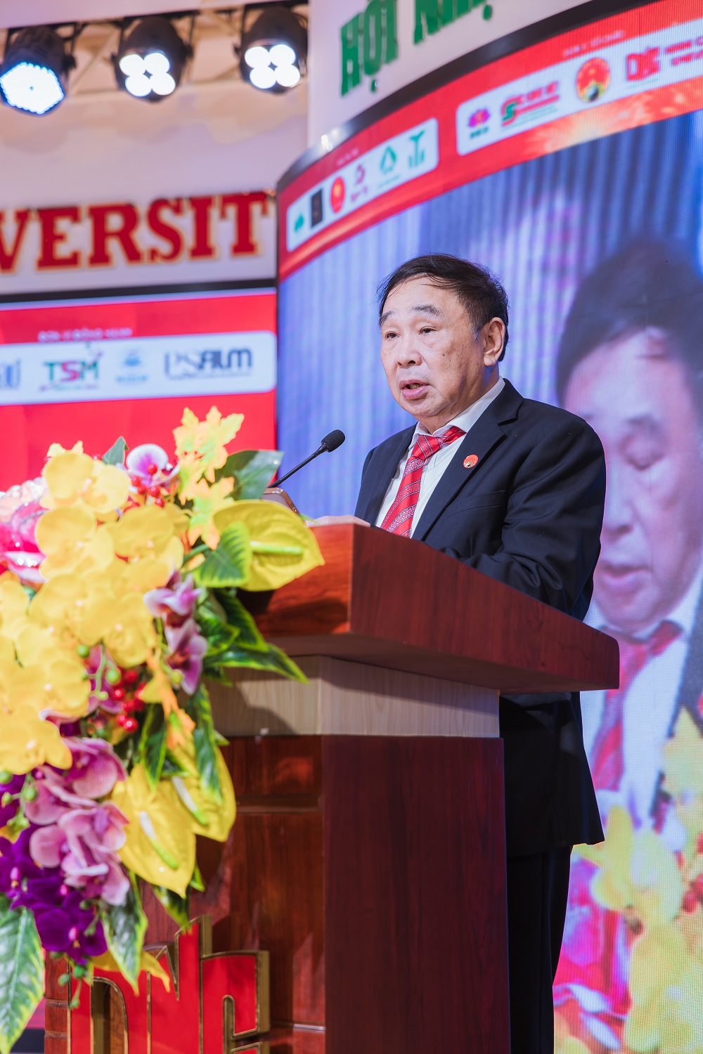 gala-truong-viet-binh