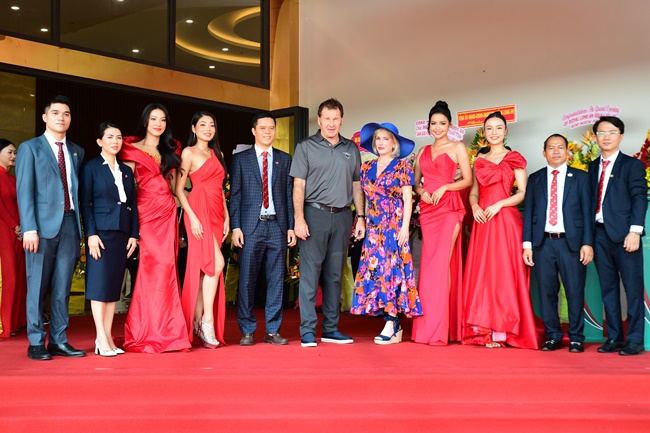 kim-duyen-hoi-ngo-ngoc-chau-thuy-tien-le-thao-nhi-tai-le-khai-truong-royal-long-an-golf-a-villas-showbiz-1