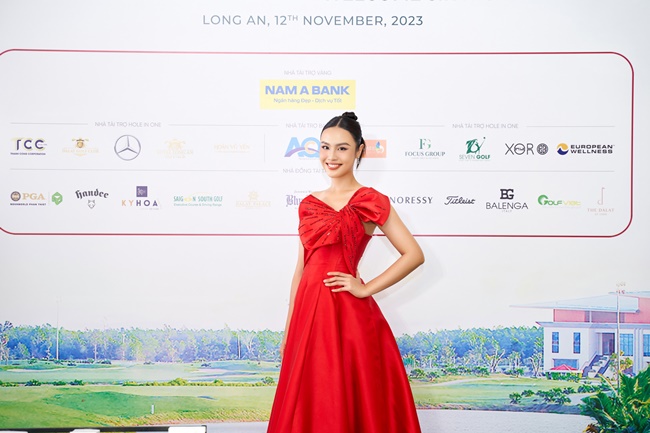 kim-duyen-hoi-ngo-ngoc-chau-thuy-tien-le-thao-nhi-tai-le-khai-truong-royal-long-an-golf-a-villas-showbiz-4