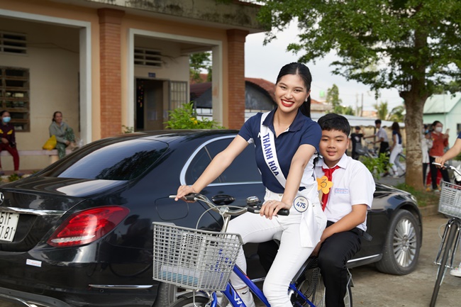 top-55-hoa-hau-hoan-vu-viet-nam-trao-tang-45-xe-dap-cho-tre-em-ngheo-tai-long-an-showbiz-1