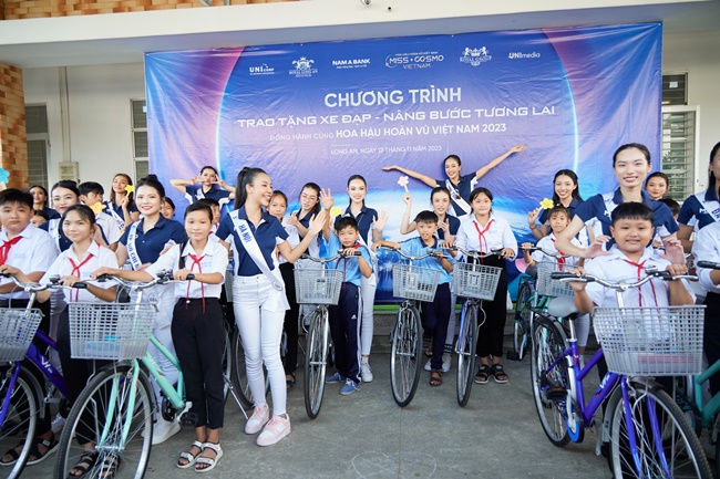 top-55-hoa-hau-hoan-vu-viet-nam-trao-tang-45-xe-dap-cho-tre-em-ngheo-tai-long-an-showbiz-10