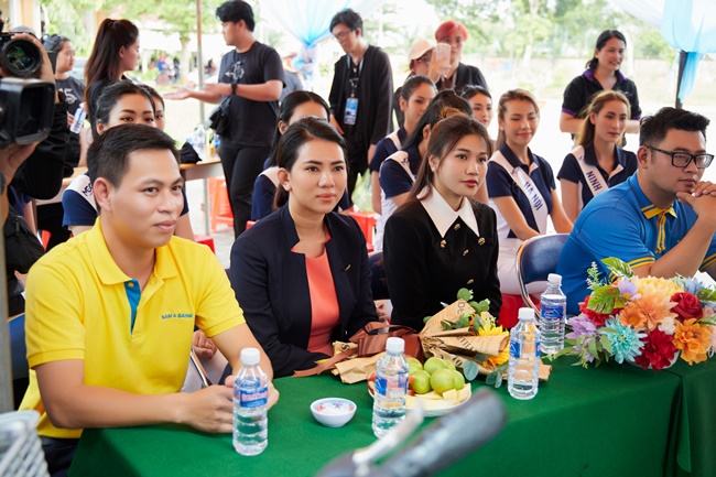 top-55-hoa-hau-hoan-vu-viet-nam-trao-tang-45-xe-dap-cho-tre-em-ngheo-tai-long-an-showbiz-2