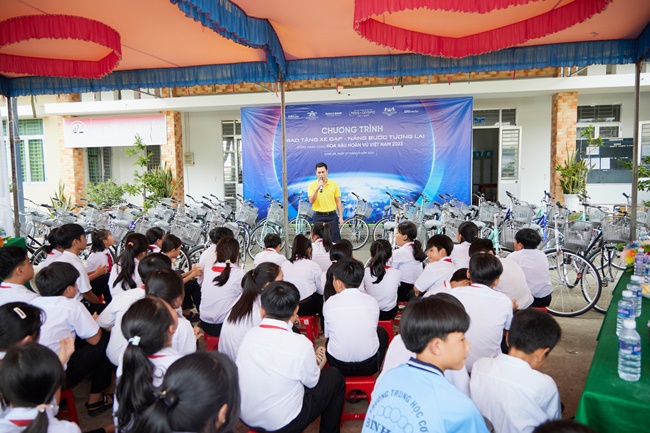 top-55-hoa-hau-hoan-vu-viet-nam-trao-tang-45-xe-dap-cho-tre-em-ngheo-tai-long-an-showbiz-4