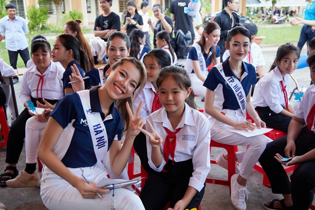 top-55-hoa-hau-hoan-vu-viet-nam-trao-tang-45-xe-dap-cho-tre-em-ngheo-tai-long-an-showbiz-5