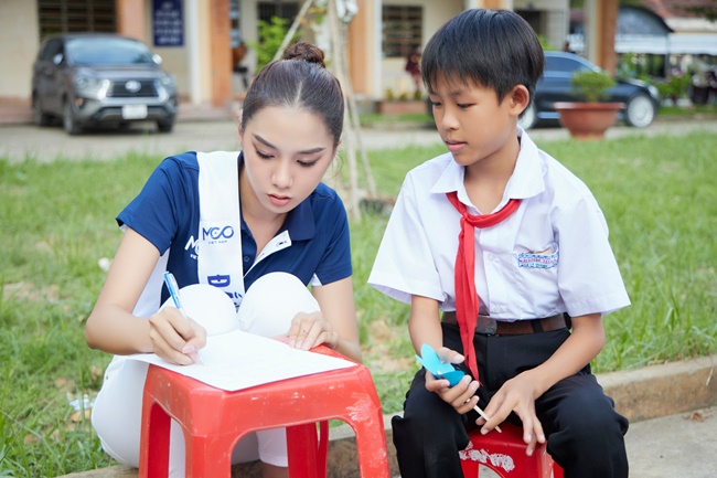 top-55-hoa-hau-hoan-vu-viet-nam-trao-tang-45-xe-dap-cho-tre-em-ngheo-tai-long-an-showbiz-6