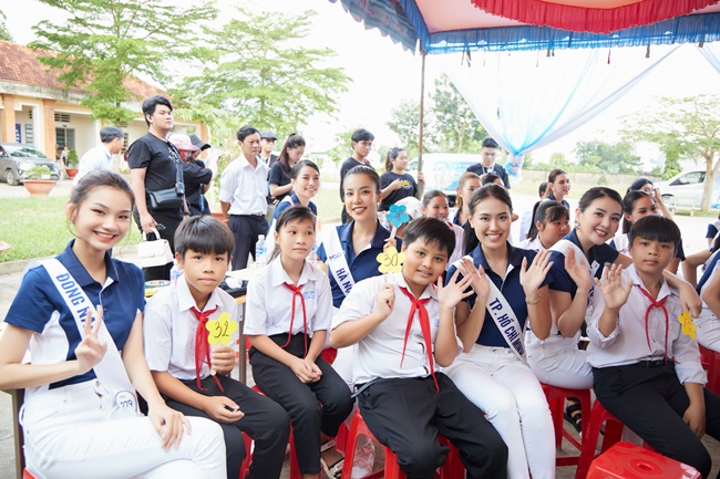 top-55-hoa-hau-hoan-vu-viet-nam-trao-tang-45-xe-dap-cho-tre-em-ngheo-tai-long-an-showbiz-7