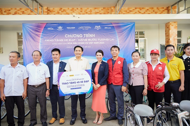 top-55-hoa-hau-hoan-vu-viet-nam-trao-tang-45-xe-dap-cho-tre-em-ngheo-tai-long-an-showbiz-8
