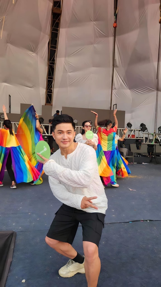 MC-HOANG-VINH-LE-HOI-AN-CHAY-TAI-AN-DO-SHOWBIZ-10