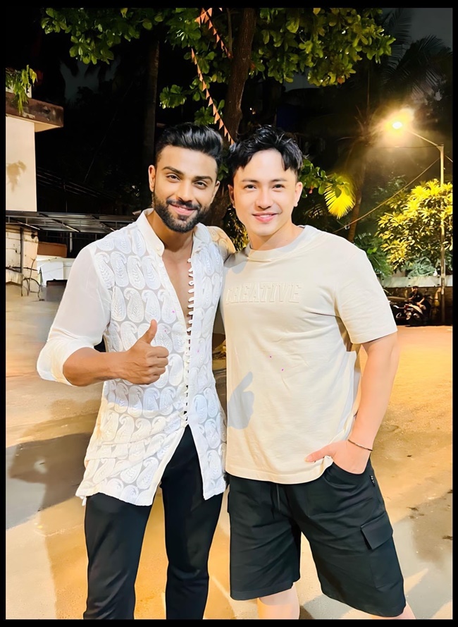 MC-HOANG-VINH-LE-HOI-AN-CHAY-TAI-AN-DO-SHOWBIZ-12
