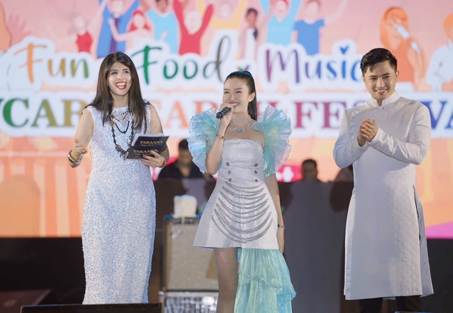 MC-HOANG-VINH-LE-HOI-AN-CHAY-TAI-AN-DO-SHOWBIZ-16