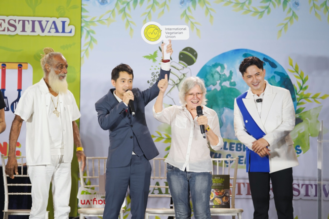 MC-HOANG-VINH-LE-HOI-AN-CHAY-TAI-AN-DO-SHOWBIZ-3