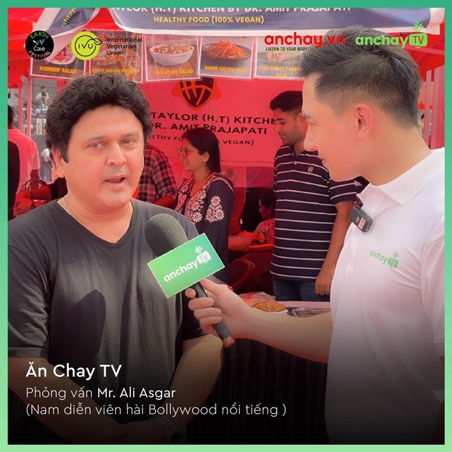 MC-HOANG-VINH-LE-HOI-AN-CHAY-TAI-AN-DO-SHOWBIZ-6