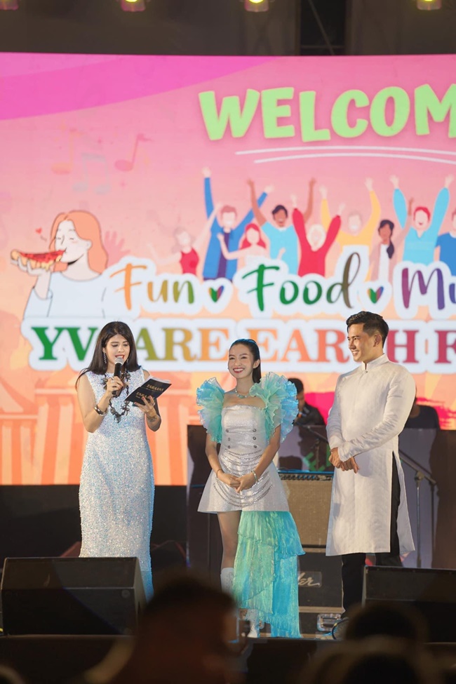 MC-HOANG-VINH-LE-HOI-AN-CHAY-TAI-AN-DO-SHOWBIZ-9